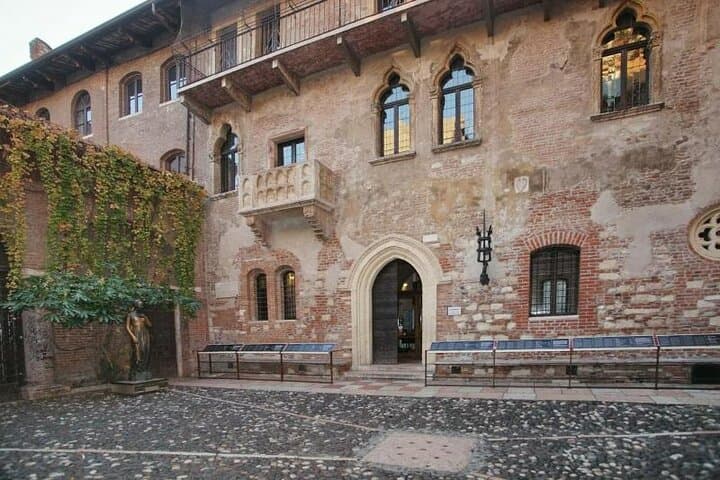 Paseo por el Centro Histórico, Descubre la Mística Verona — foto 4