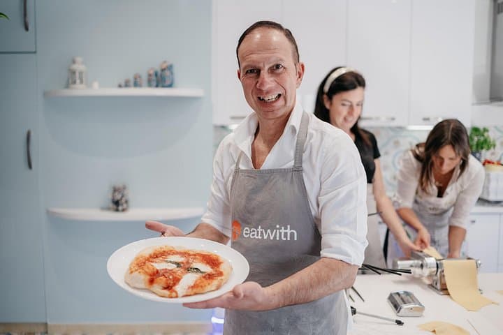 Neapolitanische Pizza in Neapel zubereiten