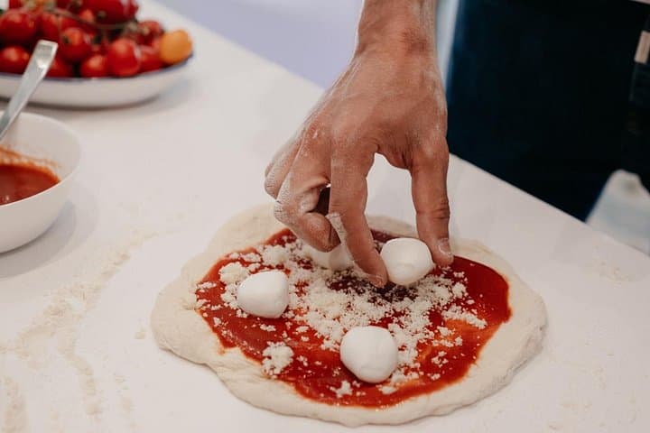 Neapolitanische Pizza in Neapel zubereiten — Foto 4