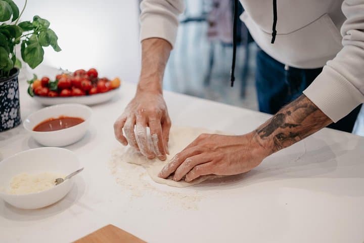 Neapolitanische Pizza in Neapel zubereiten — Foto 5