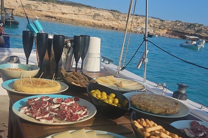 Tour Privado en Velero con Tapas y Barra Libre en Ibiza — foto 2