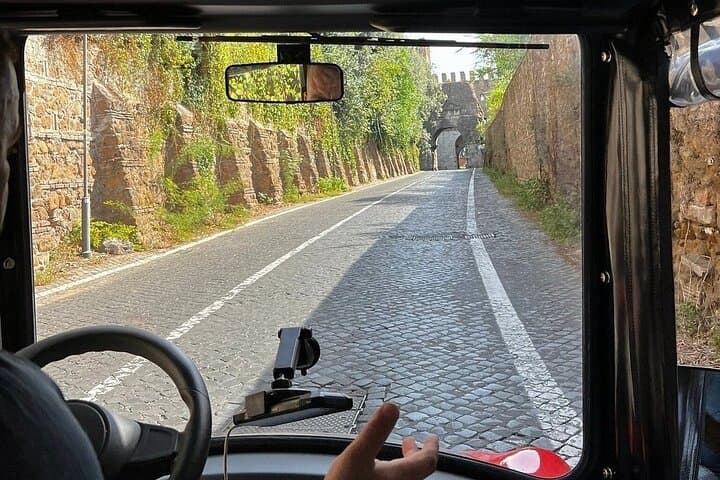 Visite des Catacombes de Rome et de la Voie Appienne en petit groupe en voiturette de golf
