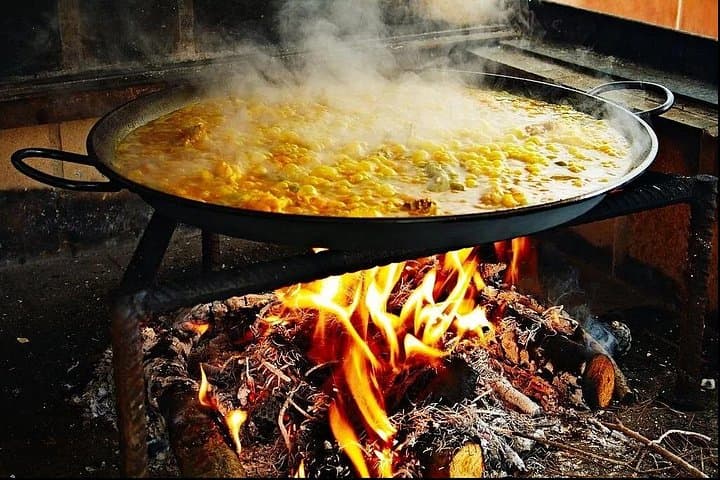 Esperienza di paella valenciana e visita a una cantina privata