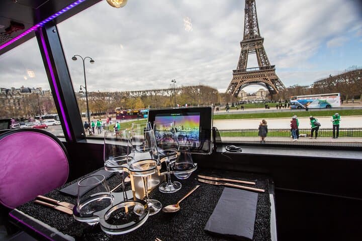 Cena en los Campos Elíseos en París de Noche en un Autobús Panorámico — foto 2