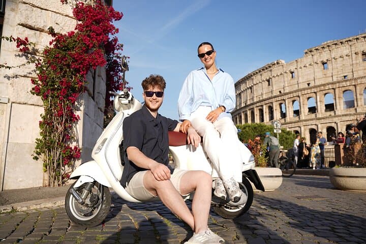 Rom Vespa Tour mit Fotos, Tiramisu & Abholung inklusive — Foto 2