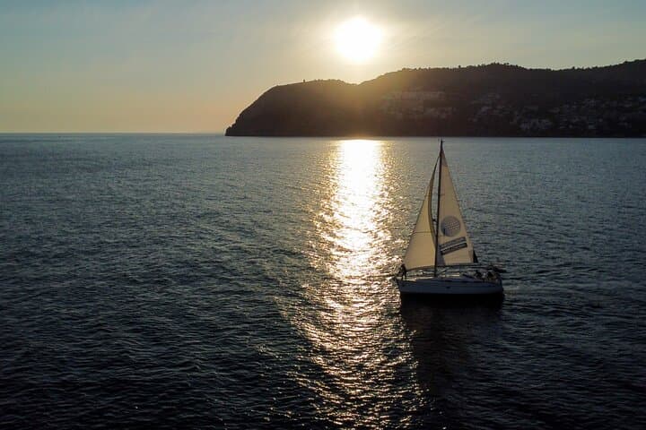 Segeln bei Sonnenuntergang entlang der Klippen von Maro-Compartida — Foto 2