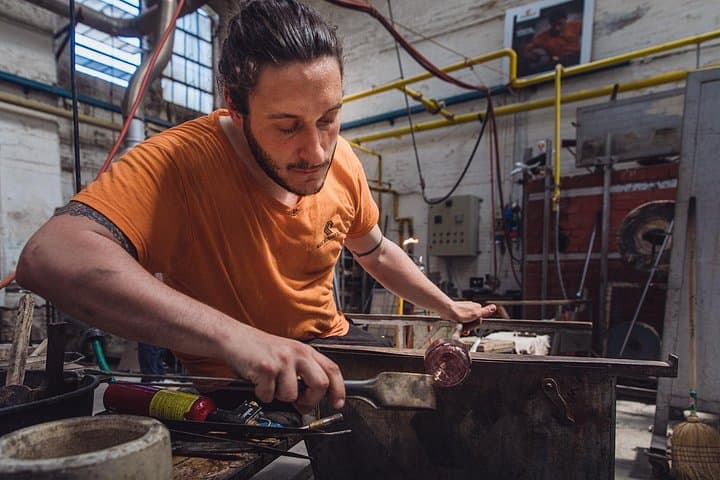 Tour Guidato Approfondito in una Vera Fabbrica di Vetro di Murano