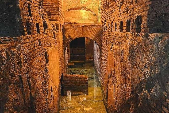 Tour dell'Acquedotto Sotterraneo e della Scalinata di Spagna