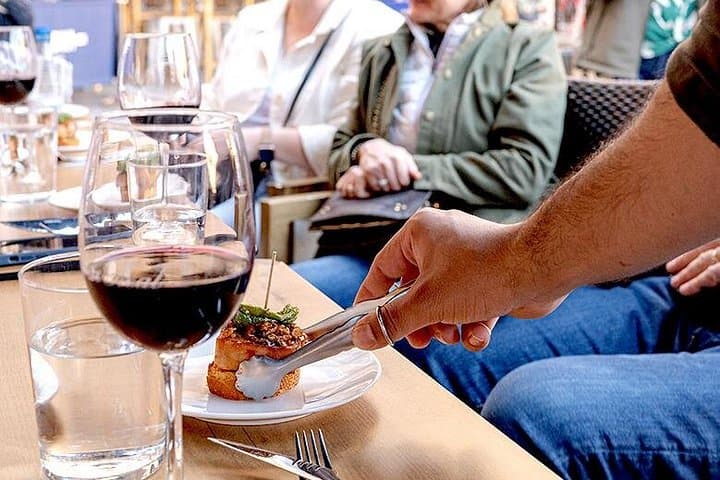 Gourmet Pintxos & Premium Weintour in Bilbao — Foto 4