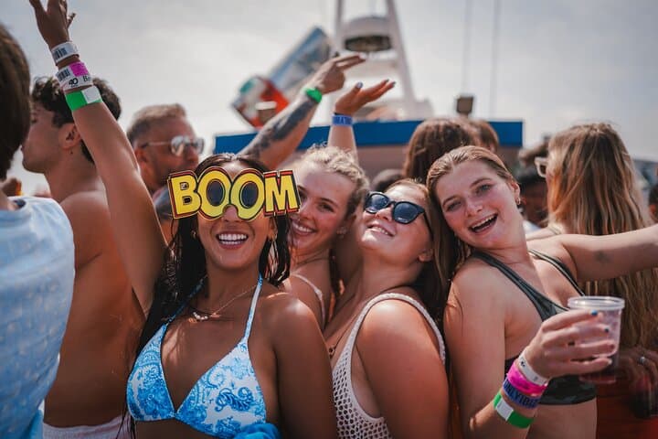 Fiesta en barco Ibiza Cruise Crush y prefiesta en la piscina