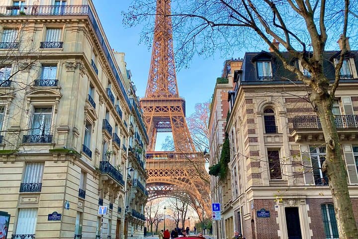 Visite en petit groupe au sommet de la Tour Eiffel par ascenseur