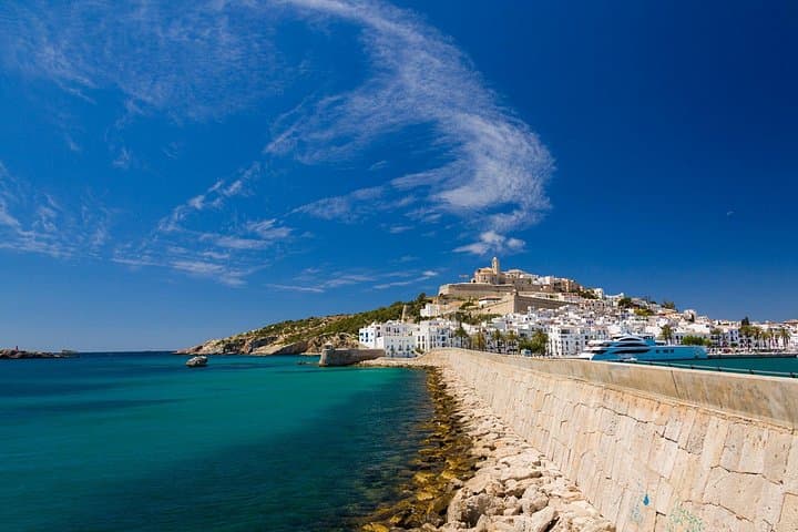 Rundfahrt mit der Fähre von Santa Eulalia nach Ibiza Altstadt — Foto 3