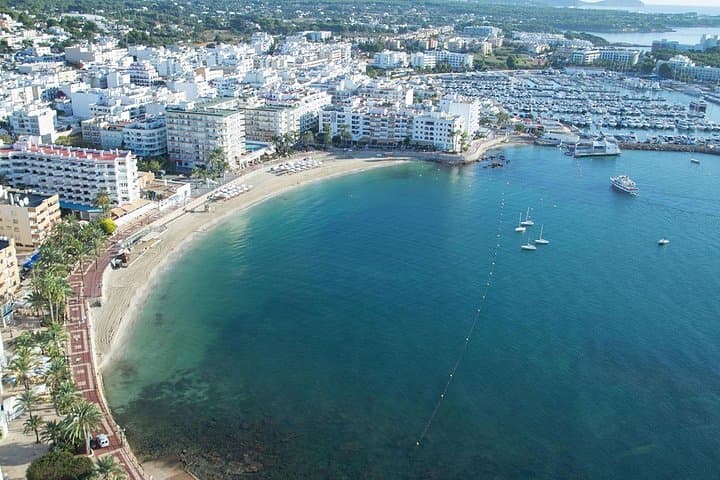 Rundfahrt mit der Fähre von Santa Eulalia nach Ibiza Altstadt — Foto 5