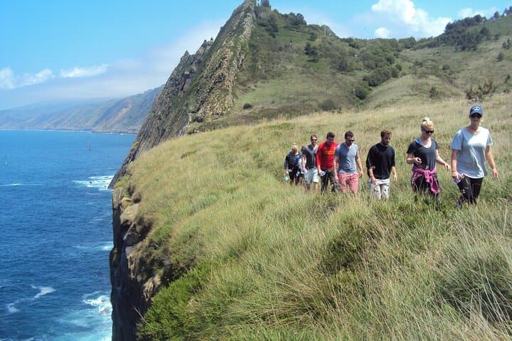 Senderismo con vistas al acantilado en San Sebastián