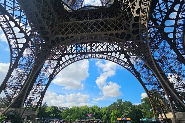 Tour Guidato della Torre Eiffel con Salita a Piedi e Opzione di Accesso all'Ultimo Piano in Ascensore — foto 1