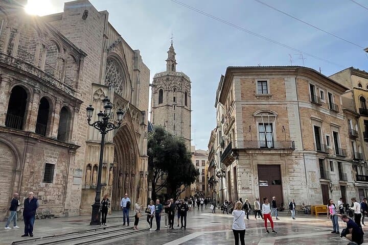 Grand City Small Group Bike Tour in Valencia — foto 3