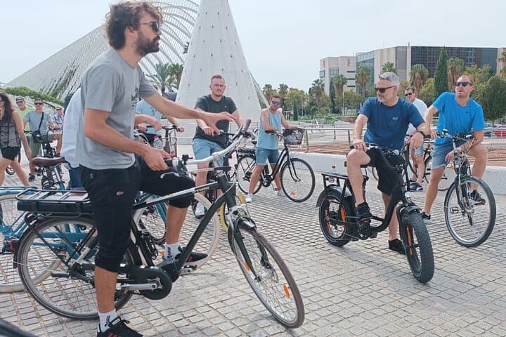 Von der Altstadt zur Stadt der Künste – Kleingruppen-Radtour — Foto 4