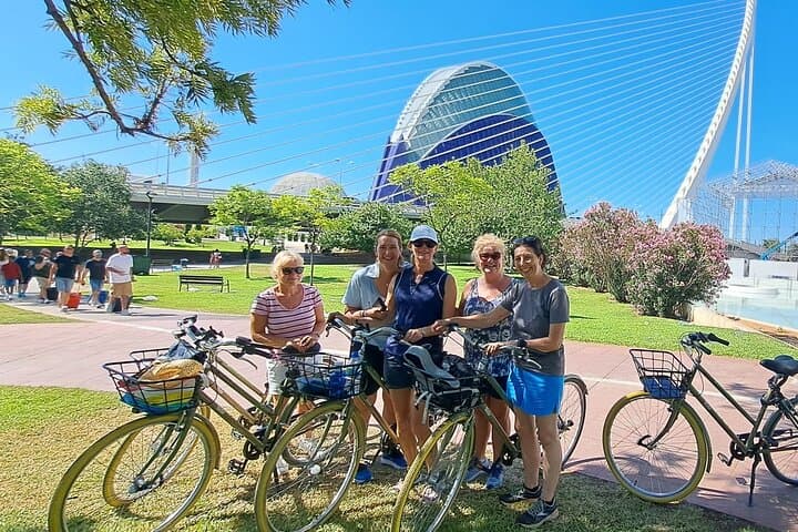 Tour Privado en Bicicleta de 2 Horas: Valencia Medieval y Ciudad de las Artes — foto 5