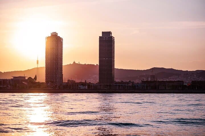 Sonnenuntergang Katamaranfahrt mit DJ in Barcelona — Foto 3