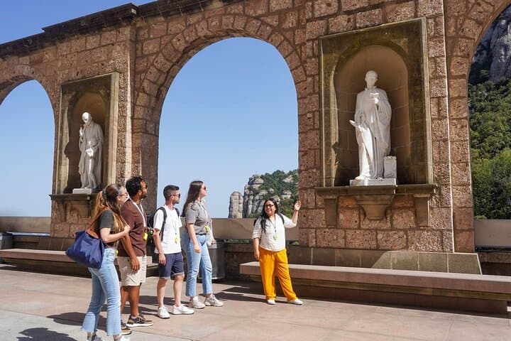 Montserrat con Treno a Cremagliera e Accesso Prioritario alla Madonna Nera — foto 5