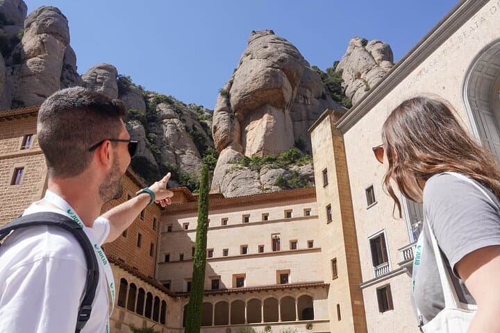 Montserrat con Treno a Cremagliera e Accesso Prioritario alla Madonna Nera — foto 3