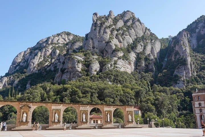 Montserrat avec Train à Crémaillère & Accès Prioritaire à la Vierge Noire