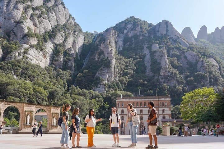 Montserrat con Treno a Cremagliera e Accesso Prioritario alla Madonna Nera — foto 2