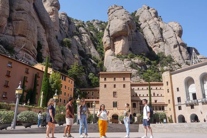 Tour pomeridiano a Montserrat e accesso prioritario alla Madonna Nera