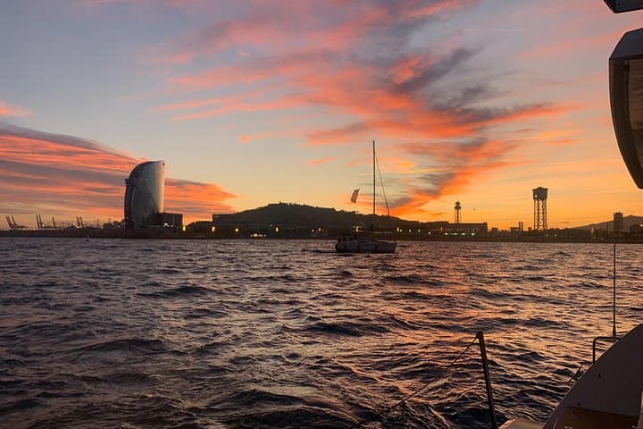 Barcelona: Sonnenuntergangssegeln mit Musik und Getränken — Foto 5
