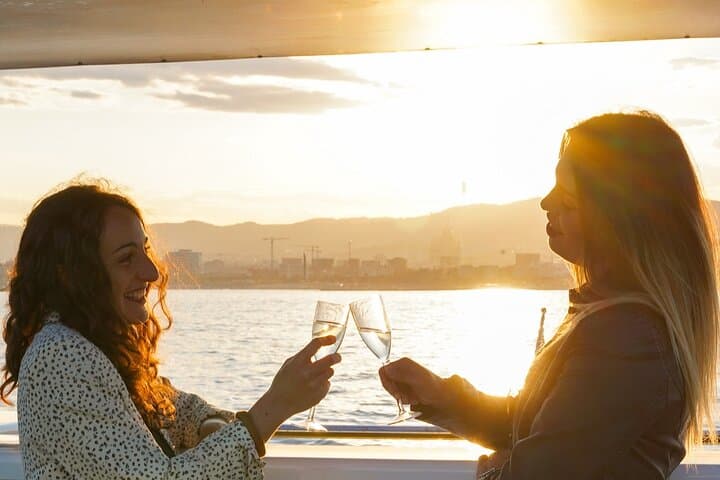 Sonnenuntergang Katamaranfahrt mit DJ in Barcelona