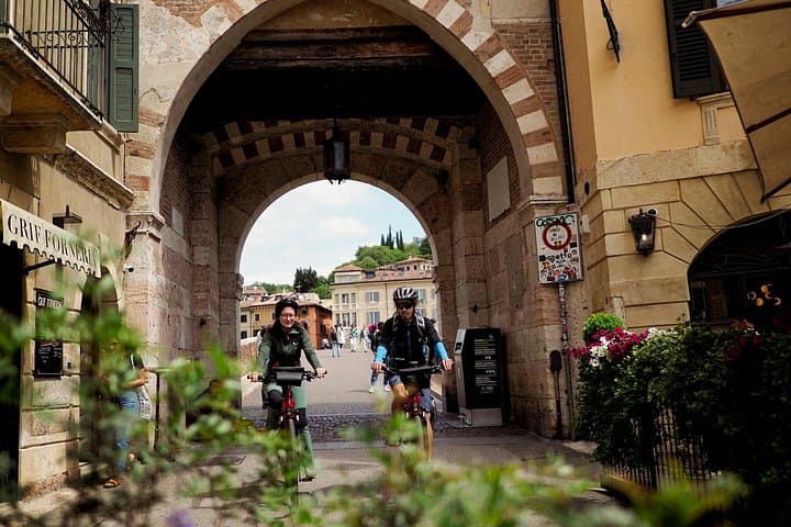 Erkunde Veronas Geschichte mit dem Fahrrad (Selbstgeführte Tour) — Foto 2