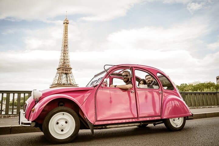 Visite guidée privée de 2 heures en Citroën 2CV rose — photo 3