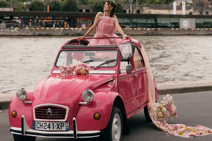 Visite guidée privée de 2 heures en Citroën 2CV rose — photo 4