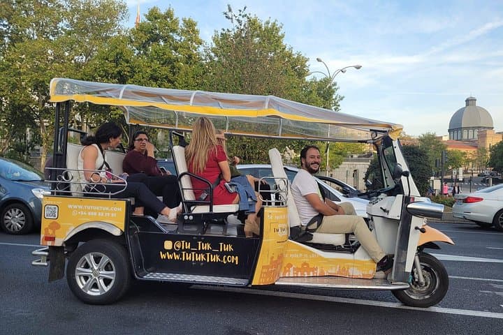 Madrid: Historische & Moderne Tour mit lokalem Guide im Tuk-Tuk — Foto 3