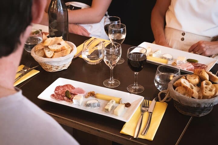 Tour a pie de degustación de comida gourmet y vino en Montmartre — foto 3