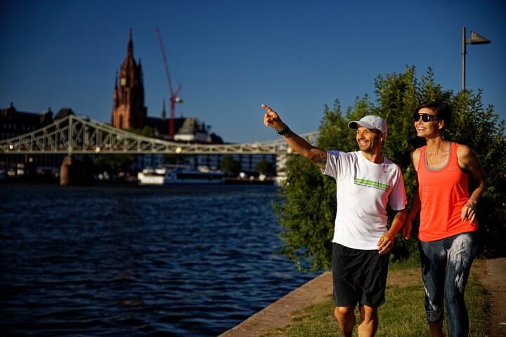 Tour privato guidato di sightjogging attraverso Francoforte