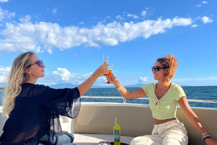 Sonnenuntergangs-Bootstour mit Aperitif an der Amalfiküste