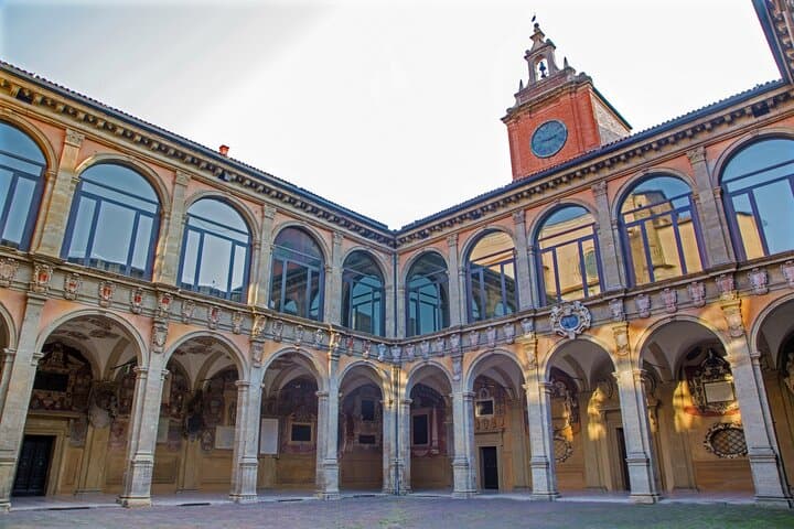Tour Guidato in Piccolo Gruppo all'Archiginnasio di Bologna