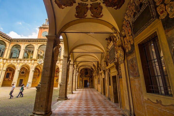 Tour Guidato in Piccolo Gruppo all'Archiginnasio di Bologna — foto 5
