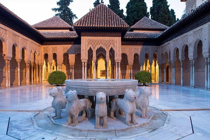 Tour Privado de la Alhambra con Entradas a los Palacios Nazaríes