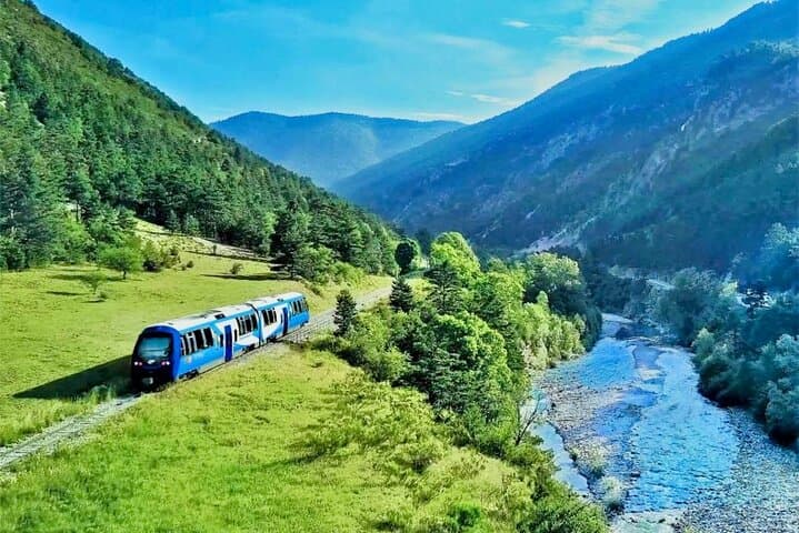 Tour in treno di montagna e trekking nella Foresta e Castello Mistico