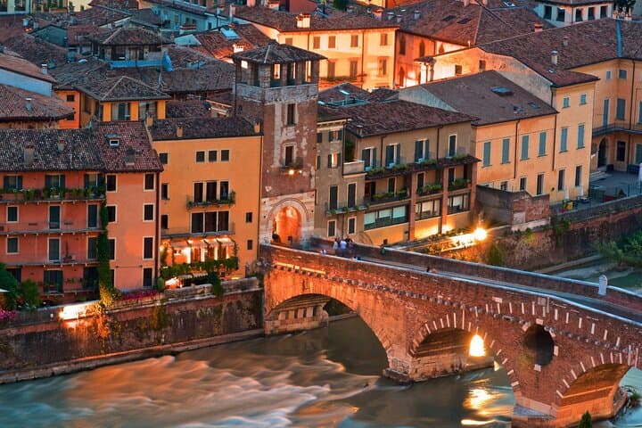 Tour a pie de Verona con visita a la Arena