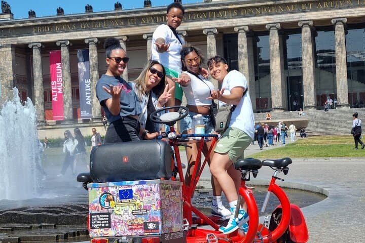 Tour privato di sightseeing in bici da festa e birra a Berlino — foto 5