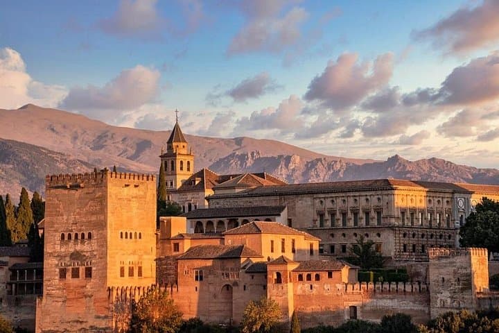 Recorrido Privado por la Alhambra y los Palacios Nazaríes