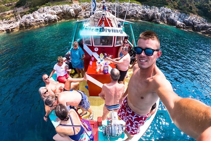 Paseo marítimo VIP en Niza con snorkel y buceo