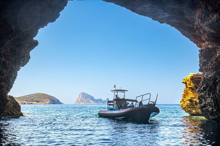 Ibiza: Tour Privato in Barca a Es Vedra e Atlantis — foto 3