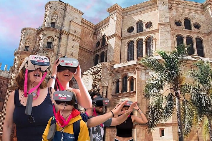 Tour de Málaga con paradas de realidad virtual: Alcazaba, Teatro Romano, Picasso y más