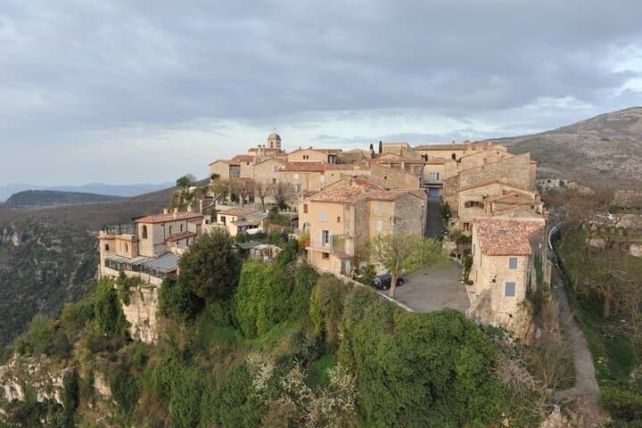 Weinverkostung und Dorfbesichtigung in Grasse, Frankreich