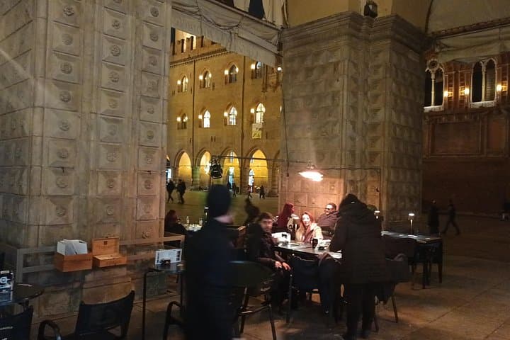 Bologna bei Nacht: Durch die Stadt schlendern — Foto 4