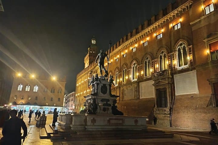 Bologna bei Nacht: Durch die Stadt schlendern